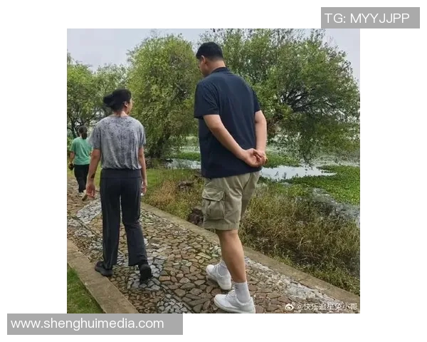 姚明驾驶自驾游畅游美丽风景，分享旅途中的趣事与感悟